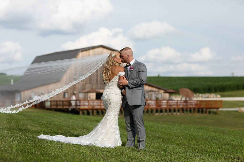 sunset ridge barn des moines iowa wedding by zts photo