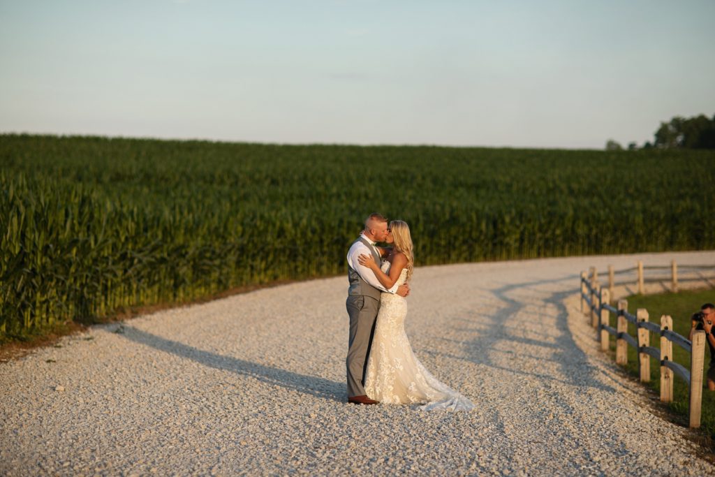 sunset ridge barn des moines iowa wedding by zts photo